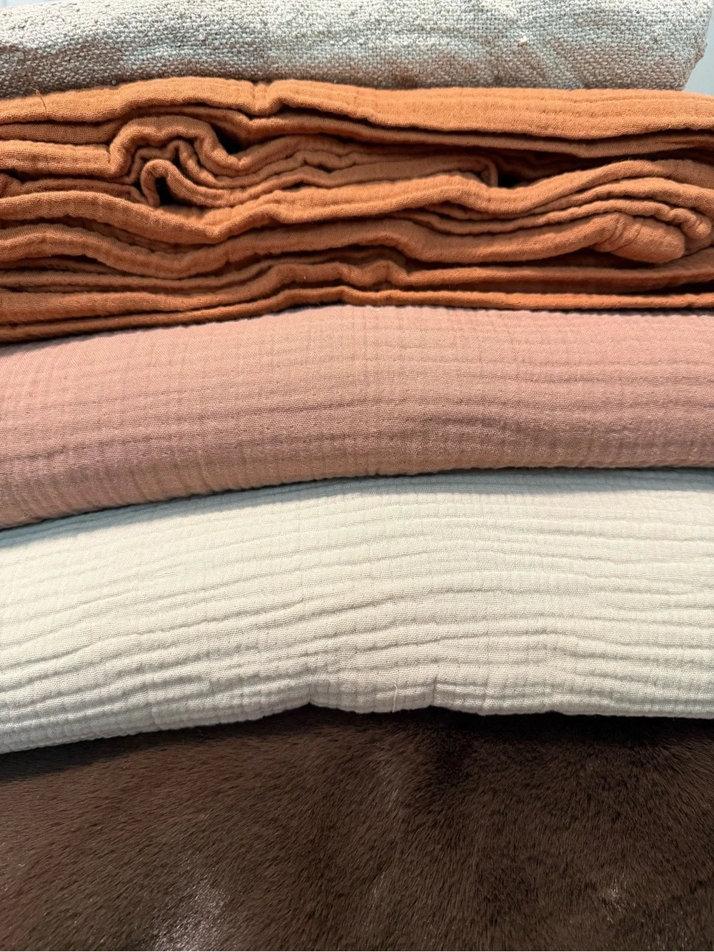 Quince Organic Cotton Gauze Blanket in Dune, Queen, NEW
